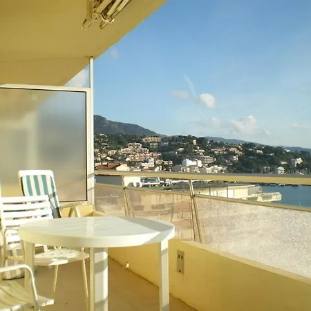 Lumineux Avec Terrasse Et Parking Au Lavandou - Fr-1-308-170 르 라방두
