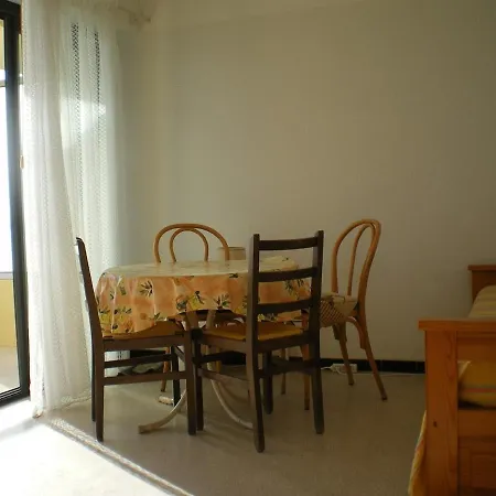 Studio Lumineux Avec Terrasse Et Parking Au Lavandou - Fr-1-308-170 *